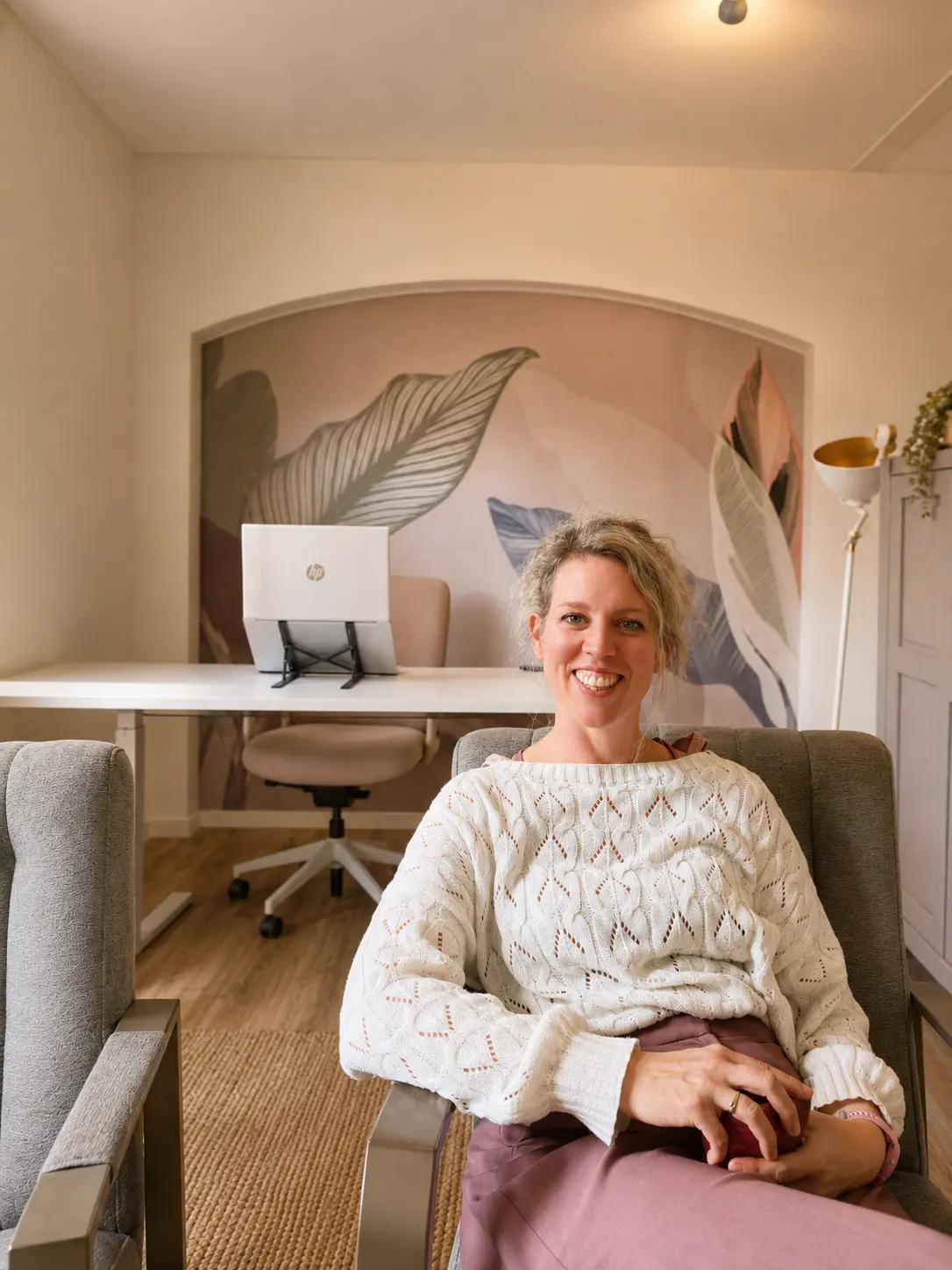 Nina Liebrand lachend in haar werkkamer